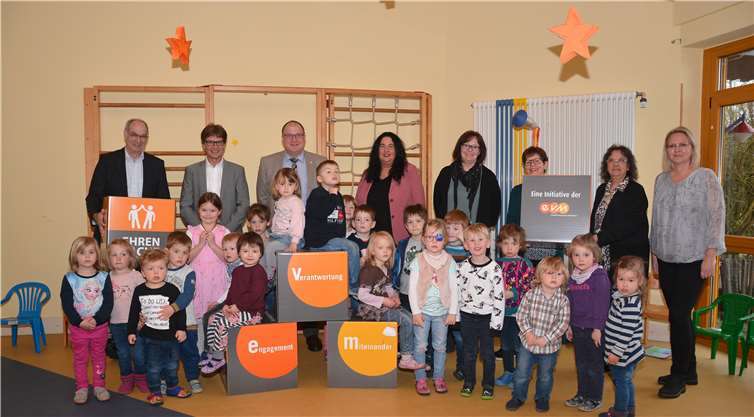 Berthold Nick übergibt den Spendenbetrag zusammen mit Bürgermeister Guido Nisius an die Kindergärten. Zusätzlich gab es noch neue evm-Sitzwürfel. Foto: evm/Gassen