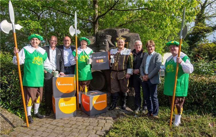 Berthold Nick übergibt den Spendenbetrag zusammen mit Bürgermeister Jörg Lempertz an die begünstigten Vereine. Zusätzlich gab es noch neue evm-Sitzwürfel.Foto: evm/Seydel