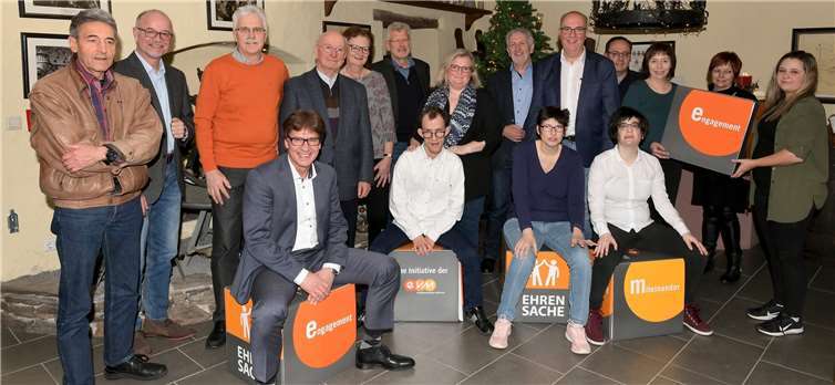 Berthold Nick übergibt den Spendenbetrag zusammen mit Bürgermeister Bruno Seibeld an die Einrichtungen. Zusätzlich gab es noch neue evm-Sitzwürfel.Quelle: evm/Seydel