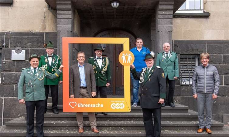 Berthold Nick übergibt den Spendenbetrag zusammen mit Joachim Plitzko an die Vertreter der sechs Vereine.Quelle: evm/Seydel