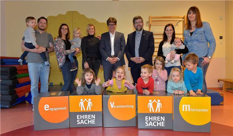 Berthold Nick übergibt den Spendenbetrag zusammen mit dem Bürgermeister Wolfgang Lambertz an den Förderverein. Zusätzlich gab es noch neue evm-Sitzwürfel.Quelle: evm/Rach