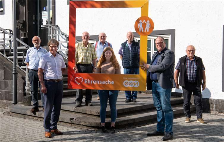 Berthold Nick übergibt den Spendenbetrag zusammen mit dem Bürgermeister Guido Nisius, an die Vereine. Foto: evm/Seydel
