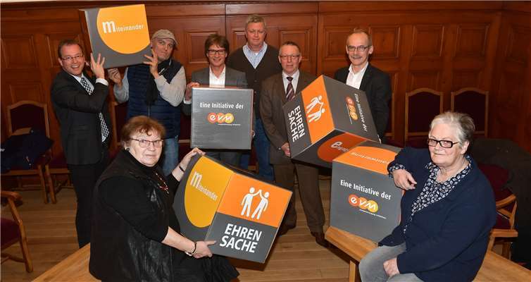 Berthold Nick übergibt zusammen mit Marian Schmidt, Vertreter der Netzgesellschaft, und Bürgermeister Jörg Lempertz die Spende an die Vereine aus der Verbandsgemeinde Mendig. Dazu gab es noch die neuen Sitzwürfel der Spendenaktion. evm/Seydel