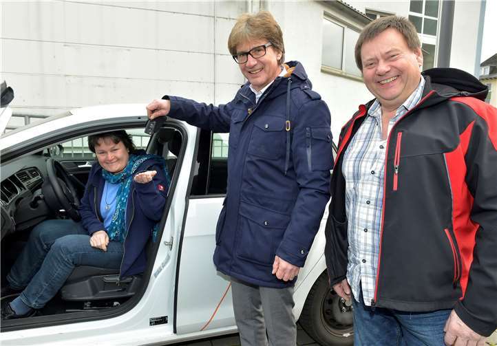 Berthold Nick überreicht dem Gewinner Werner Fuhrmann und dessen Frau den Schlüssel für die Testwoche mit dem Elektroauto.Quelle: evm/Rach
