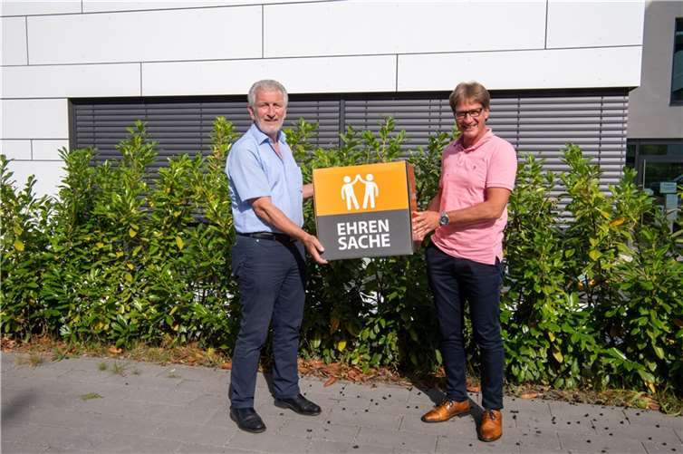 Berthold Nick von der evm übergibt Bürgermeister Bruno Seibeld symbolisch den Spendenbetrag von 3.000 Euro aus der evm-Ehrensache. Das wird den Flutopfern in der Verbandsgemeinde Altenahr zu Gute kommen. Foto: evm/Seydel