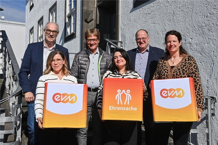 Berthold Nick von der evm übergibt den Spendenbetrag gemeinsam mit Bürgermeister Guido Nisus an die Vertreterinnen und Vertreter der Fördervereine.