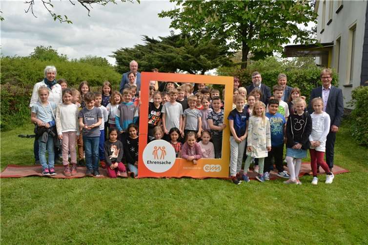 Berthold Nick von der evm übergibt den Spendenbetrag gemeinsam mit Bürgermeister Wolfgang Lambertz an den Förderverein der Grundschule Dohr.  Foto: Helmut Gassen