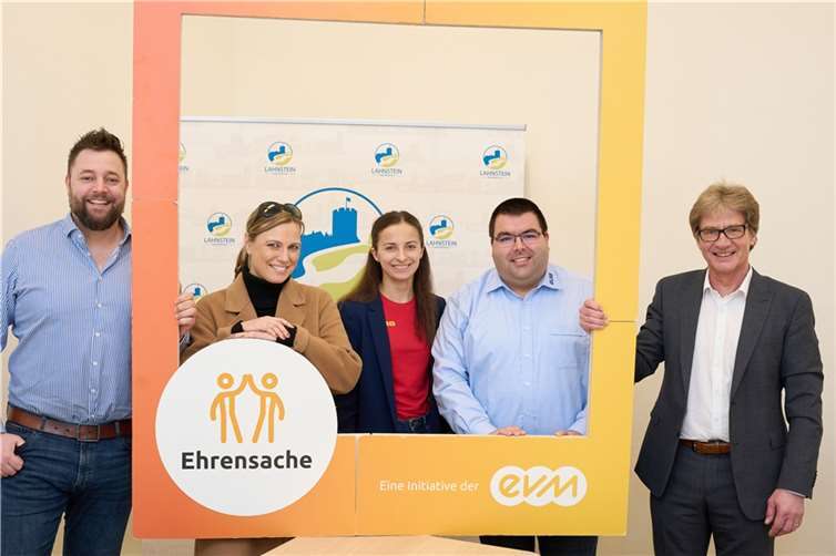 Berthold Nick von der evm übergibt den Spendenbetrag gemeinsam mit Oberbürgermeister Lennart Siefert an die Vertreterinnen und Vertreter der Vereine.  Foto: Thomas Frey/evm