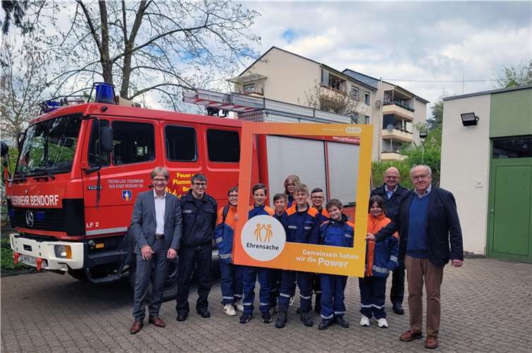 Berthold Nick von der evm übergibt den Spendenbetrag gemeinsam mit dem ersten Beigeordneten der Stadt Bendorf, Bernhard Wiemer, an die Vertreterinnen und Vertreter der Jugendfeuerwehr.  Foto: Theresa Artzdorf/Stadt Bendorf