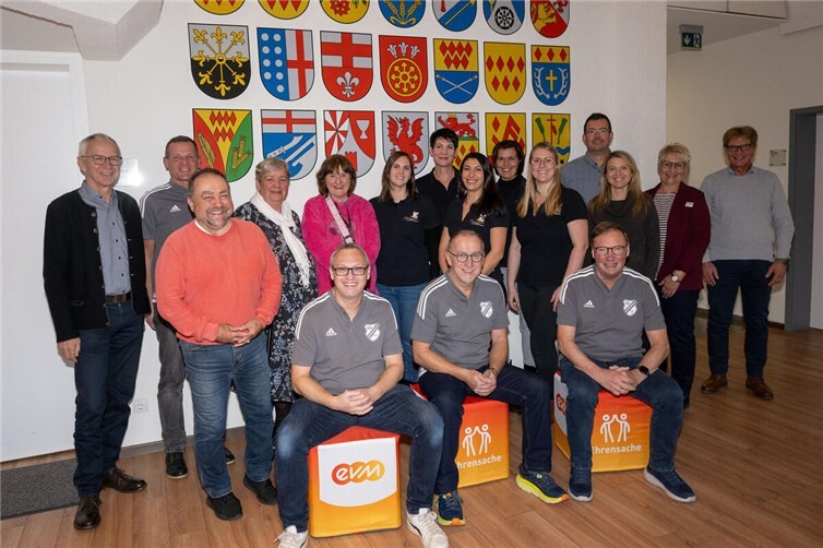 Berthold Nick von der evm übergibt den Spendenbetrag gemeinsam mit Bürgermeister Alfred Schomisch an die Vertreter und Vertreterinnen der begünstigten Institutionen. Foto: evm/Peter Seydel