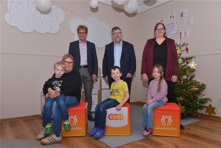 Berthold Nick von der evm übergibt den Spendenbetrag gemeinsam mit Bürgermeister Wolfgang Lambertz an die Vertreter und Vertreterinnen des Kindergartens.  Foto: evm/ Helmut Gassen