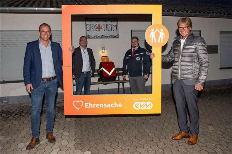 Berthold Nick von der evm übergibt zusammen mit Bürgermeister, Jörg Lempertz, den Spendenbetrag von 2.000 Euro an den DRK Ortsverband Mendig e.V. Foto: evm/Seydel