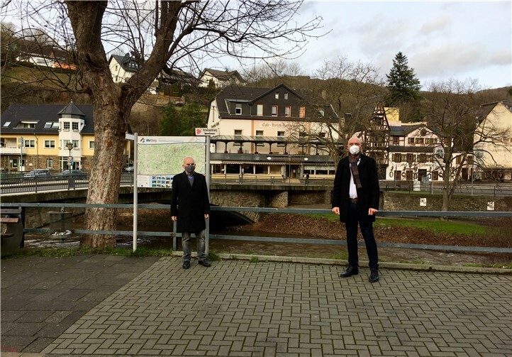 Berthold Phiesel (links), Fraktionsvorsitzender der Verbandsgemeinde Altenahr im Gespräch mit Wolfgang Reuß, Direktkandidat der FDP für den Wahlkreis 14.Foto: privat