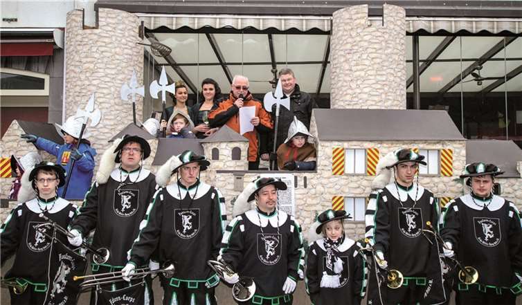 Berthold Schupp und Walter Escher in Begleitung der Weinkönigin begrüßen die Besucher. EP