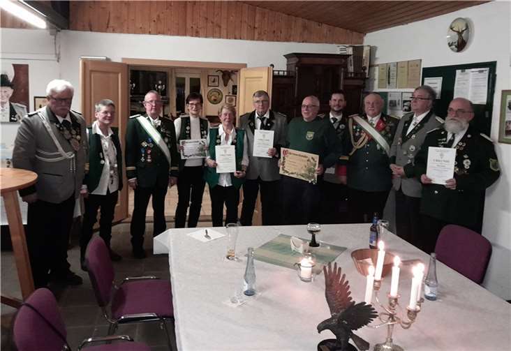 Berthold Schupp wurde für 50 Jahre Mitgliedschaft geehrt, Renate Erzberger und Wilfried Geil für 25 Jahre Mitgliedschaft, Walter Schmitz erhielt das Ehrenkreuz des Sports in Bronze, Renate Doetsch und Wilfried Geil wurden mit dem Hohen Bruderschafts Orden ausgezeichnet. Fotos: privat