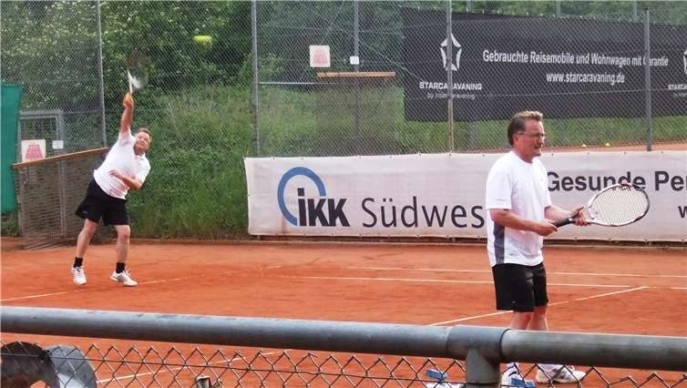 Berthold Schwarz und Volker Born spielten ein hochklassiges Doppel beim TC Güls. Mit 6:1 und 7:5 bezwangen sie ihre ebenbürtige Gegner. Die Zuschauer bekamen Spitzentennis zu sehen, bei dem besonders Berthold Schwarz für spektakuläre „Big Points“ sorgte.TC Steimel