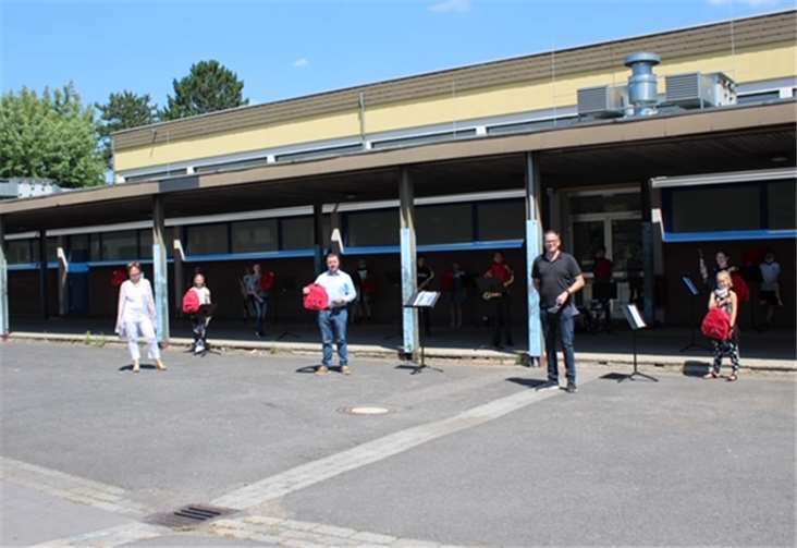 Bertram Kleis konnte der Bläserklasse Urkunden und Geschenke verleihen. Foto: privat