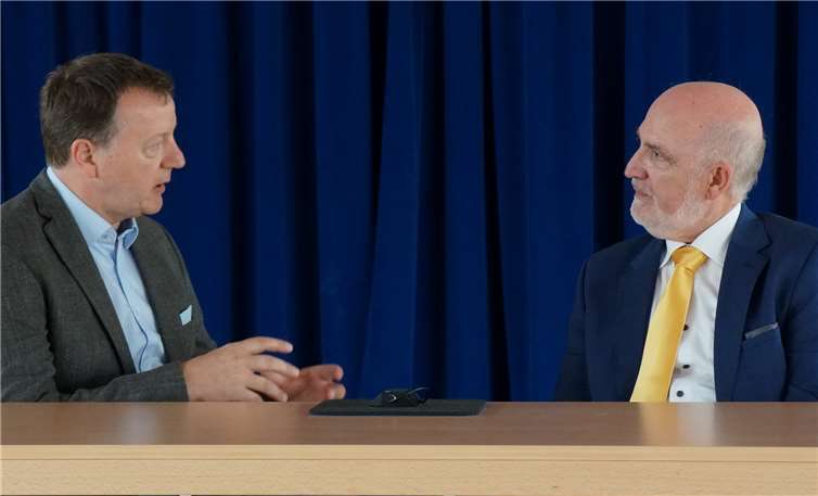 Bertram Kleis (links) im Gespräch mit Alfred Adams (rechts) über die Geschichte des Stadtorchesters Andernach.privat