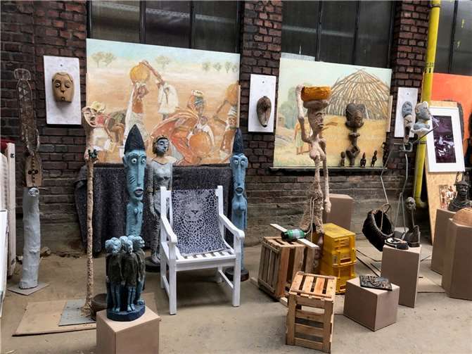 Bertram zeigt dabei nicht nur seine eigenen Skulpturen, Gemälde und Drucke, sondern auch Masken, Bronzen, Skulpturen und Batik-Arbeiten.  Foto:privat