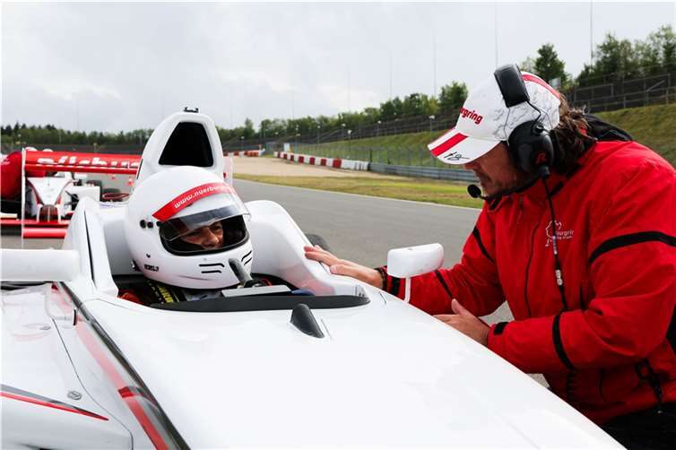 Beruflich Vollgas geben am Nürburgring: Bei der ersten Job Expo (25. & 26. Februar) stellen erfahrene Mitarbeiter ihre Aufgaben-Gebiete vor.  Foto: Nürburgring