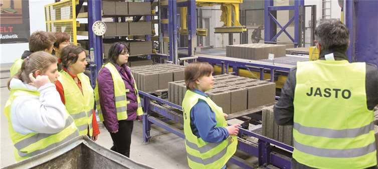 Berufsbildungsteilnehmer der Caritas Werkstätten St. Vinzenz in den Produktionshallen der Firma JASTO.Caritas Werkstätten St. Vinzenz