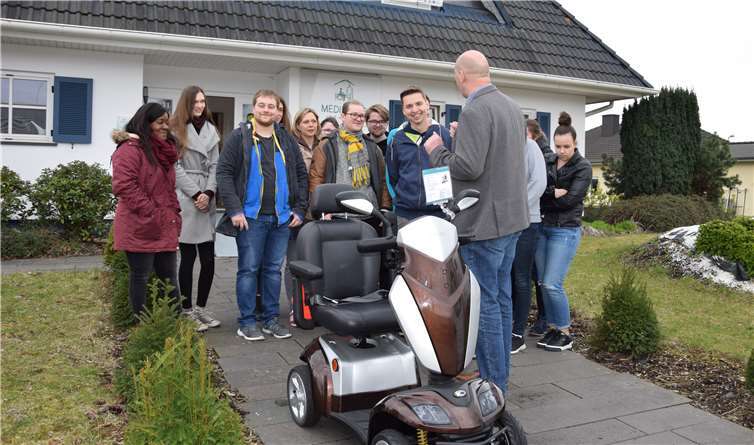 Berufsschüler besuchten das Medi-Center-Haus in Mülheim-Kärlich. Besonderes Augenmerk schenkten die Jugendlichen dem Elektro-Scooter. Fotos: UBU