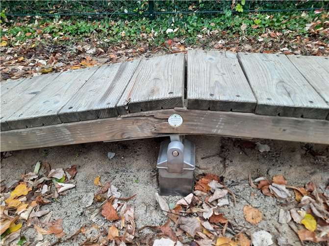 Beschädigte Holzwippe Spielplatz Höhrer Straße. Foto: privat