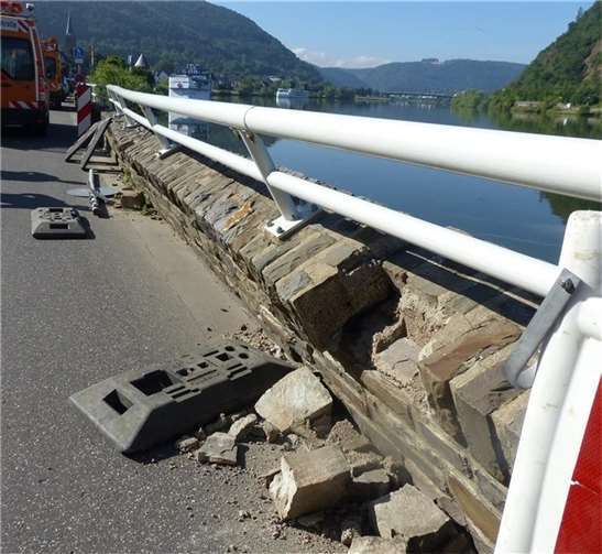 Beschädigte Kaimauer. Foto: Polizei