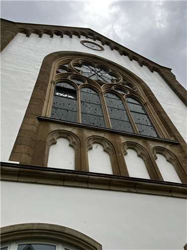 Beschädigtes Kirchenfenster.