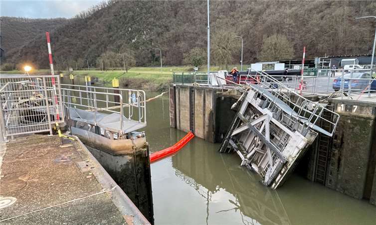 Schleuse Müden nach nur 55 Tagen wieder in Betrieb Beschädigtes Untertor am 8. Dezember 2024 nach der Anfahrung.