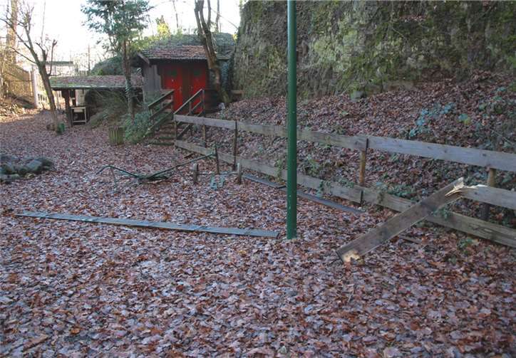 Beschädigungen am Holzzaun.