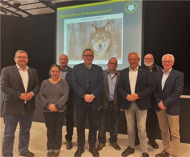Beschäftigen sich mit den Konsequenzen aus der Ausbreitung des Wolfs und fordern mehr Unterstützung für die Weidetierhalter: v.li. Asbachs Beigeordneter Markus Harf, stellvertretende Gesundheitsamtsleiterin Ilonka Degenhardt, Thomas Ecker von der Unteren Landwirtschaftsbehörde, Referent Gregor Beyer aus Brandenburg, VLF-Vorsitzender Dominik Ehrenstein, Landrat Achim Hallerbach, Ulrich Schreiber, Kreisvorsitzender des Bauern- und Winzerverbandes, sowie Puderbachs Bürgermeister Volker Mendel. Quelle: Kreis Neuwied