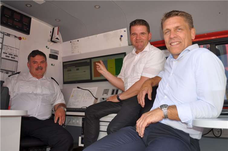 Beschäftigen sich mit der neuen Lageführungssoftware (EDP), von links: Wehrleiter Günter Wiegershaus, Bürgermeister Holger Jung und e-regio-Geschäftsführer Stefan Dott.