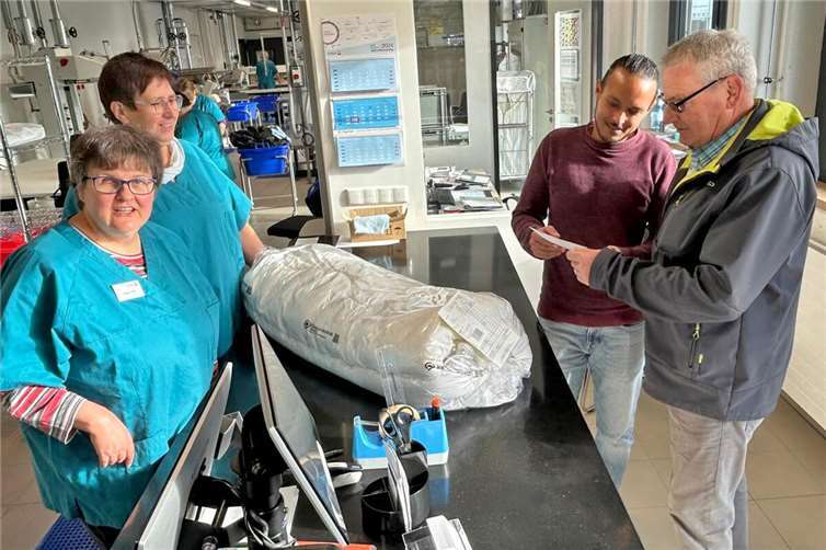 Beschäftigte Regina Tinter, Fachkraft Barbara Kalmund und Abteilungsleiter Ruben Scek Hassan (von links) beraten einen Kunden.  Foto: Caritas Werkstätten