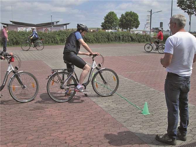 Beschäftigter beim Fahrradtraining. Caritas Werkstätten Polch