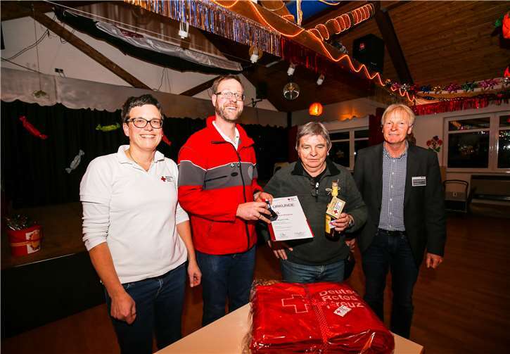 Bescheiden nahm Dragan Celan die Ehrung für die großartige Leistung entgegen, sein Blut 150 mal zu spenden.Fotos: EP