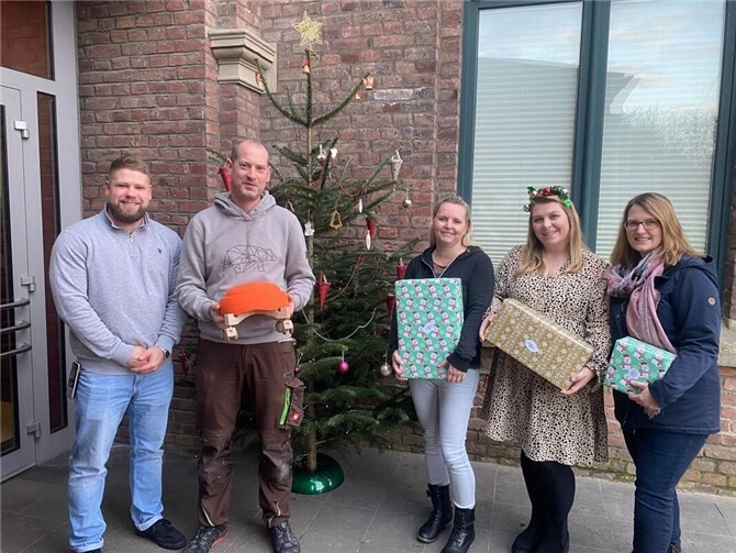 Bescherung im HadeKi: (v.l.n.r.) Kita-Leitung Dominik Knoll, Matthias Wöller, Nina Killian, Tabea Breil und Sabrina Schmidt vom Förderverein.