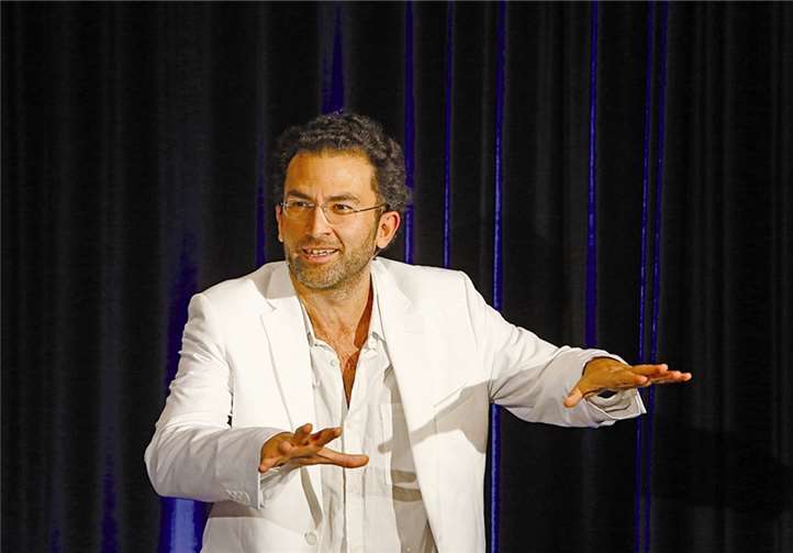 Beschwichtigende Gesten hatte der deutsch-türkische Kabarettist nicht nötig.