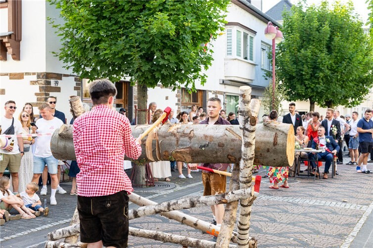 Beseitigen der Sperren während des Umzuges durch die beiden Sappeure Tim Paschinski und Benedikt Klein