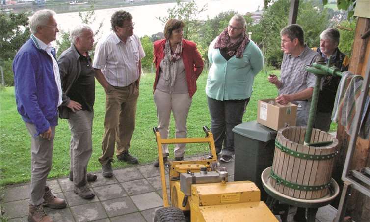 Besichtigen die Freistellungsarbeiten der Arbeitsgemeinschaft Kulturlandschaft Rheinbrohl auf der Rheinbrohler Lay: (v.l.) erster Kreisbeigeordneter Achim Hallerbach, Hans-Peter Job, erster Vorsitzender AK Rheinbrohl Hermann-Josef Heimbach, Umwelt-Referatsleiterin Ina Heidelbach, Julia Willscheid, Berthold Hühner, der die Funktionalität der Wurzelfräse erklärt, und Matthias Hammerstein. privat