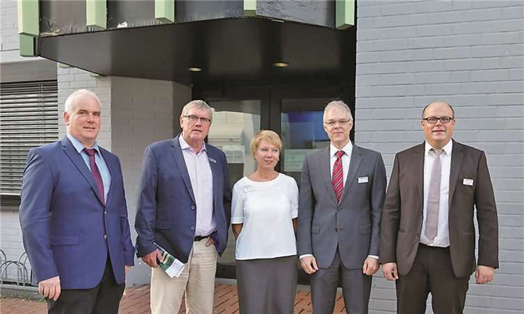Besichtigten die Räumlichkeiten am Neuen Markt: Kreissozialamtsleiter Stephan Liermann, Landrat Sebastian Schuster, Helga Kramer, Ralf Holtkötter und Jan Rathke.STF
