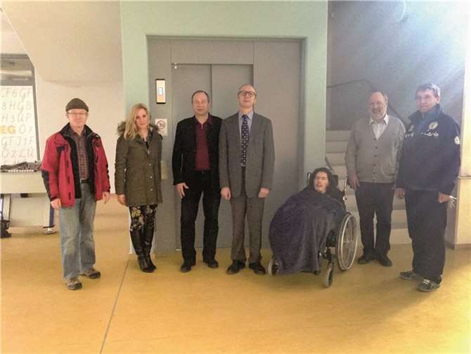 Besichtigten die neue Grundschule in Güls (v. l): Joachim Seuling (stellvertretender Schwerbehindertenbeauftragter), Melanie Schwarzer (Kultur- und Schulverwaltungsamt), Albert Diehl (Amtsleiter ZGM), Schuldezernent Detlef Knopp, Christian Bayerlein (Schwerbehindertenbeauftragter), Rainer Sebastiany (Schulleitung) und Helmut Pesch (Schulhausmeister).Privat