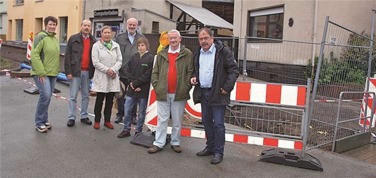Besichtigung der Baustelle Kirchstraße v.l.n.r. Susanne Rank, Robert Brand (Fraktionsvorsitzender), Gabriele Schnitzler, Dieter Georgi, Christopher Brand, Dieter Kürschner und Stadtbürgermeister Günter Schnitzler. privat