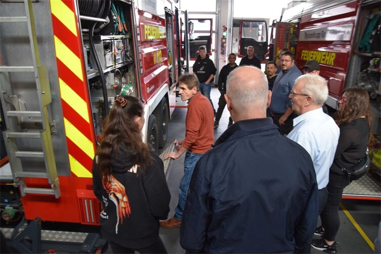 Besichtigung der Fahrzeuge der Werkfeuerwehr.