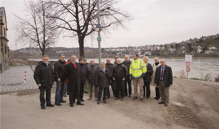 Besichtigung der Hochwassermauer in Wallersheim. Privat