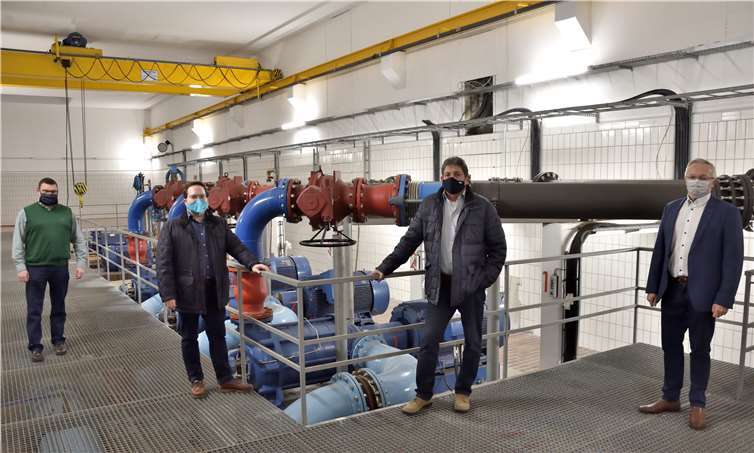 Besichtigung des Pumpwerks: (v.l.n.r.) Stefan Herschbach (Geschäftsführer SWN), CDU-Landtagskandidat Pascal Badziong, Thomas Endres (Geschäftsfeldleiter SWN) und Landrat Achim Hallerbach. Foto: privat