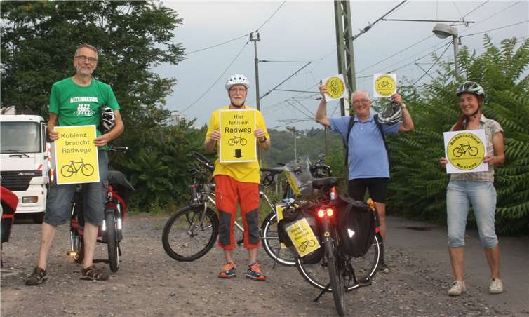 Besichtigung des „beschämendsten Radweges von Koblenz“ durch Radaktive: Die Horchheimer Brücke. Selbst die Zufahrt ist voller Löcher, Schotter, Asphaltschäden und zugewachsen. Die Rheinquerung ist viel zu schmal und gefährlich. Foto: privat