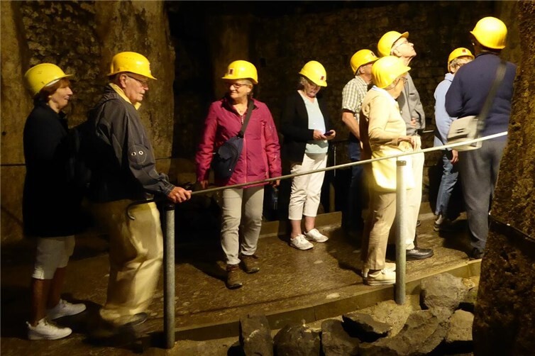 Besichtigung des kühlen Lavakellers