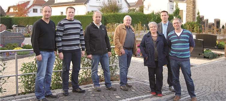 Besichtigung des umgestalteten Friedhofes durch die CDU-Ratsfraktion nach Abschluss der Bauarbeiten.  Privat