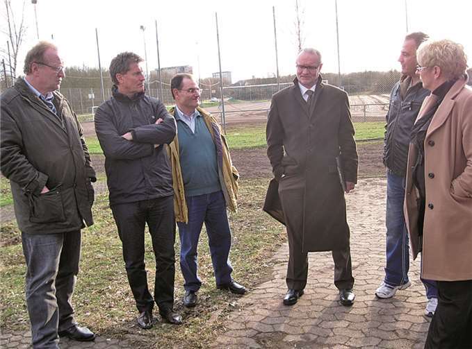 Besichtigung vor Ort: (v.li.n.re.) Rechtsanwalt Janotta, Detlev Pilger, Günther Gerlach, Fritz Naumann, Vereinsvorstand Reinhardt und Marion Lipinski-Naumann. privat